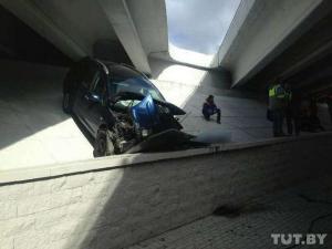 В Минске женщина на Peugeot влетела в дорожников, машина рухнула с моста: один рабочий погиб