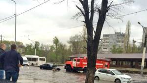 После дождя в Воронеже автомобилистов из луж доставали пожарные машины