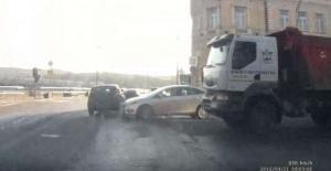 Машину выбросило на тротуар после ДТП напротив Кремля