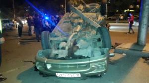 Авто перевернулось при ДТП на спецполосе в Алматы 