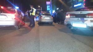 Авто перевернулось при ДТП на спецполосе в Алматы 