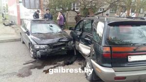В Бресте Volvo врезался в остановку есть пострадавшие 
