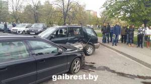 В Бресте Volvo врезался в остановку есть пострадавшие 