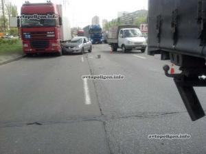 ДТП в Киеве: на Братиславской Mitsubishi разорвало об грузовик