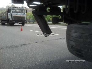 ДТП в Киеве: на Братиславской Mitsubishi разорвало об грузовик 