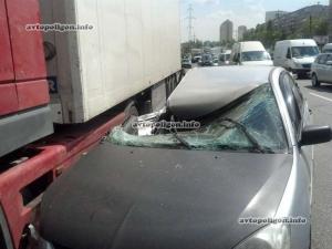 ДТП в Киеве: на Братиславской Mitsubishi разорвало об грузовик 