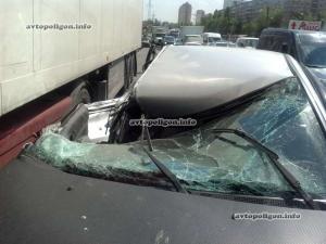 ДТП в Киеве: на Братиславской Mitsubishi разорвало об грузовик 