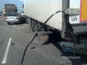 ДТП в Киеве: на Братиславской Mitsubishi разорвало об грузовик 