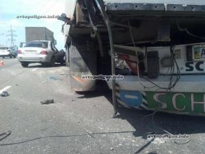 ДТП в Киеве: на Братиславской Mitsubishi разорвало об грузовик 