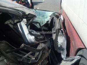 ДТП в Киеве: на Братиславской Mitsubishi разорвало об грузовик 