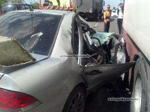 ДТП в Киеве: на Братиславской Mitsubishi разорвало об грузовик 