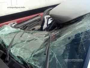 ДТП в Киеве: на Братиславской Mitsubishi разорвало об грузовик 