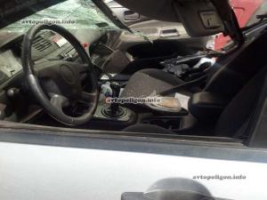 ДТП в Киеве: на Братиславской Mitsubishi разорвало об грузовик 