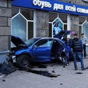 В Кузбассе вратарь сборной России по хоккею пытался скрыть таран дома на своей иномарке