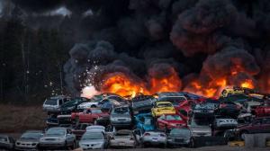На свалке в Канаде горят сотни автомобилей
