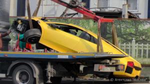 Лихач на Lamborgini протаранил столб на Садовом кольце в Москве