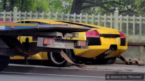Лихач на Lamborgini протаранил столб на Садовом кольце в Москве 