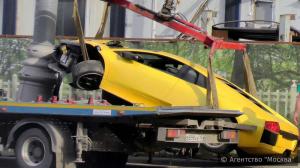 Лихач на Lamborgini протаранил столб на Садовом кольце в Москве 