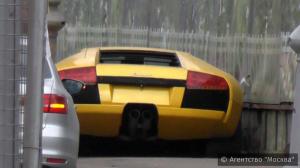 Лихач на Lamborgini протаранил столб на Садовом кольце в Москве 