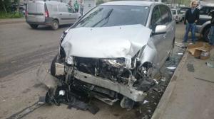Внедорожник опрокинулся в результате ДТП в Алматы