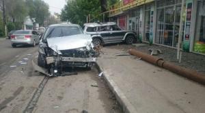 Внедорожник опрокинулся в результате ДТП в Алматы 