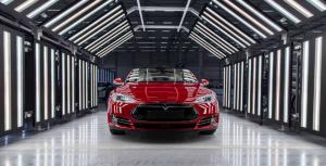 Концерн Tesla столкнулся с нехваткой опытных инженеров