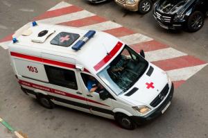 На северо-западе Москвы в ДТП с двумя авто пострадал байкер