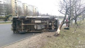 В Минске на съезде с МКАД опрокинулся микроавтобус Mercedes 
