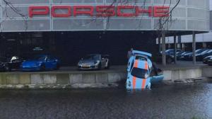 В столице Голландии «горячий» Porsche 991 GT3 RS случайно упал в канал с водой