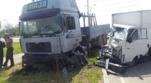 Грузовик MAN протаранил Hyundai в Алматы