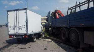 Грузовик MAN протаранил Hyundai в Алматы 