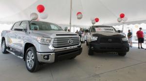 Американцу подарили новый пикап за миллионный пробег на Toyota Tundra 