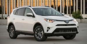 В России в апреле на 15% выросли продажи Toyota
