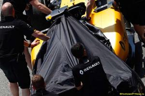 В Pirelli закрыли вопрос со взрывом шины Палмера
