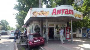 Автомобиль врезался в цветочный павильон в Алматы