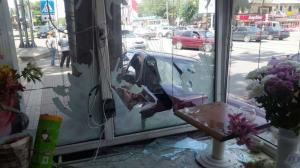 Автомобиль врезался в цветочный павильон в Алматы 