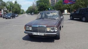 Автомобиль врезался в цветочный павильон в Алматы 