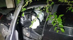 Subaru протаранил несколько припаркованных авто в Алматы 