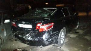 Subaru протаранил несколько припаркованных авто в Алматы 