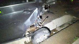 Subaru протаранил несколько припаркованных авто в Алматы 