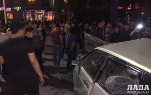 Мужчина едва не взорвался в машине после жуткого ДТП в Актау 