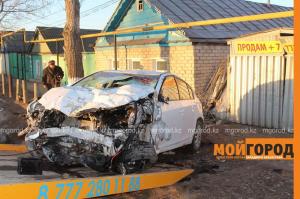 В Уральске автомобиль снес светофор и въехал в частный дом