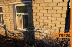 В Уральске автомобиль снес светофор и въехал в частный дом 