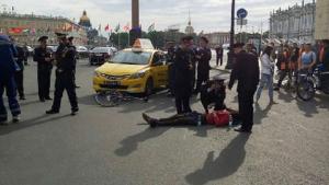 В Петербурге таксист на глазах у полиции гонялся за велосипедистом, пока не сбил его