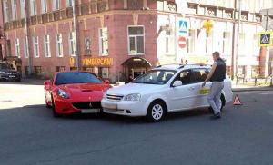 Автомобилистка за рулем Ferrari протаранила такси в центре Петербурга