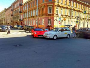 Автомобилистка за рулем Ferrari протаранила такси в центре Петербурга 