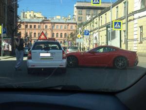 Автомобилистка за рулем Ferrari протаранила такси в центре Петербурга 