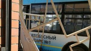 Автобус с неисправными тормозами снес остановку в Павлодаре