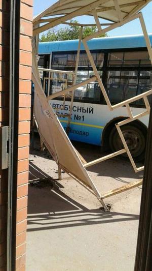 Автобус с неисправными тормозами снес остановку в Павлодаре 