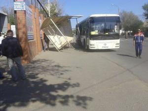 Автобус с неисправными тормозами снес остановку в Павлодаре 